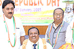 Eeducationist Dr. Wooday P. Krishna felicitating former Judge of Karnataka High Court Justice H. N. Nagamohan Das on the occasion of Republic Day organized by Seshadripuram Group of Institutions, 2015.