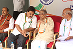 Educationist Dr. Wooday P. Krishna along with freedom fighter and Centenarian S. V. Manjunath on the occasion of Independence Day, 2016. Also seen are Seshadripuram College Governing Council Chairman M. S. Nataraj and Karnataka Sarvodaya Mandal Secretary L. Narasimhaiah.