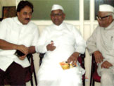 With noted Social Activist Anna Hazare and Gandhian Dr. H. Srinivasaiah at Gandhi Bhavan, Bengaluru, 25 May 2014. 
